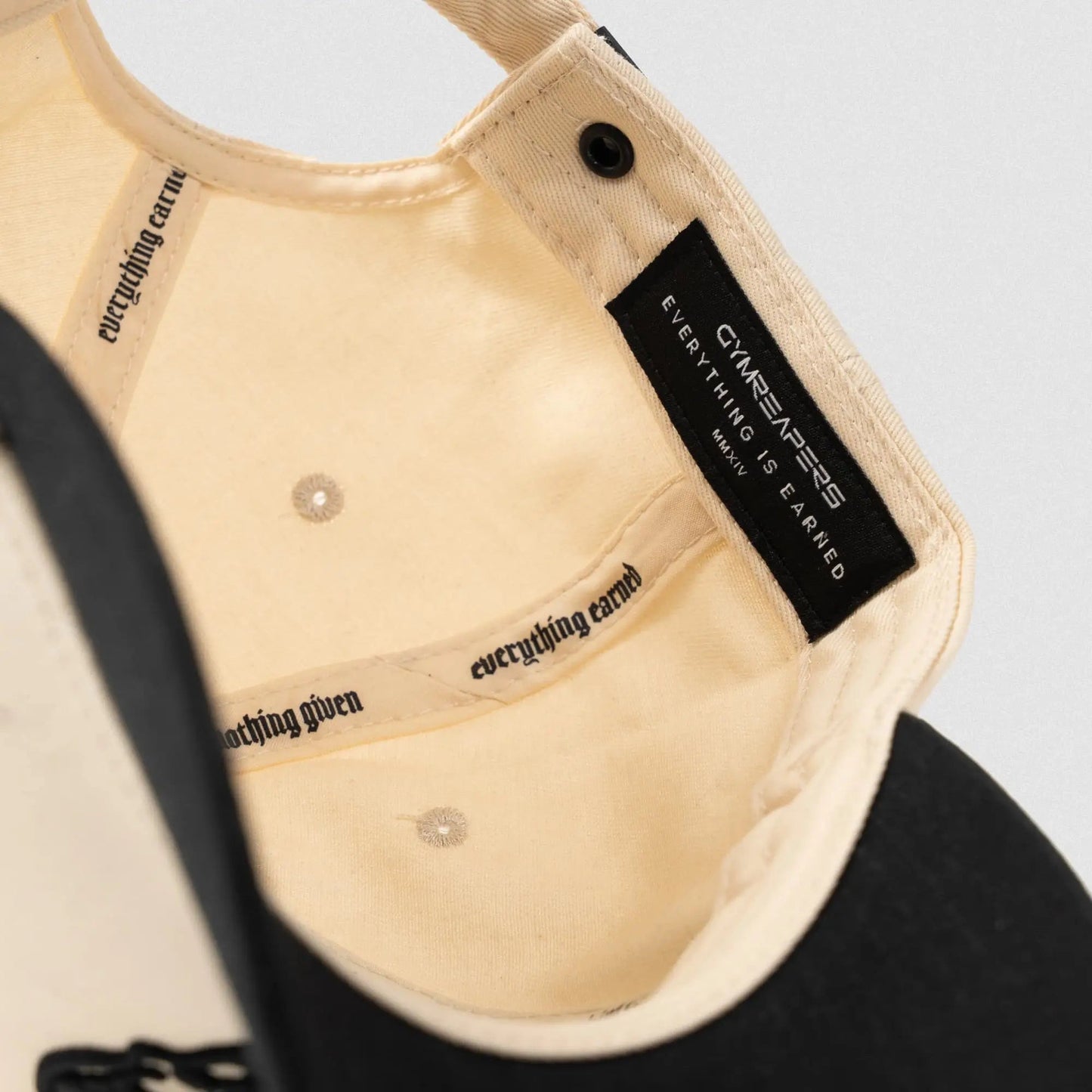 5-Panel Skull Hat - Cream/Black